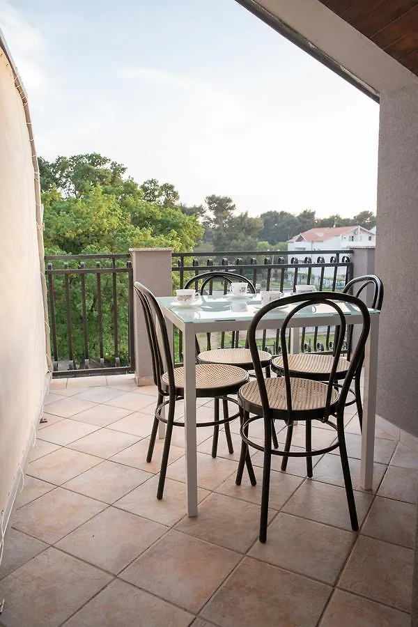 Apartmani Dina Biograd Na Moru